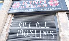 Antislamische Schmiererei "KILL ALL MUSLIMS" ("Tötet alle Muslime") auf die Rollade eines Kebabladens im nordirischen Belfast.