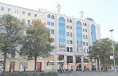 Eine Moschee in Berlin, die zum Stadtbild passt.
