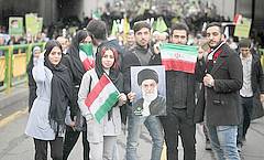 Junge Menschen aus unterschiedlichen Milieus demonstrieren für die Islamische Republik Iran.
