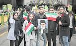 Junge Menschen aus unterschiedlichen Milieus demonstrieren für die Islamische Republik Iran.