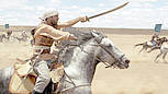 Ein Araber mit einem Schwert in Richtung einer Schlacht mit viel Elan am reiten.