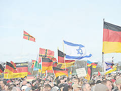 Proteste von Neu-Rechten mit israelischen Flaggen: Der Antisemitismus der Alt-Rechten ist von der Islamfeindlichkeit der Neurechten längst abgelöst.